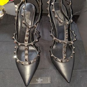 VALENTINO Rockstud T-Strap Pump - Black Leather